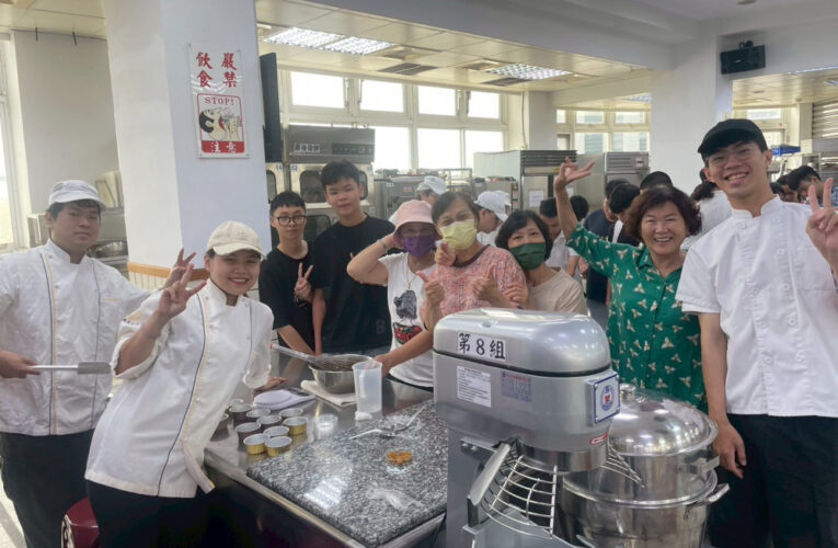 嘉藥餐旅系結合USR 打造芝麻點心串聯長輩與國際生