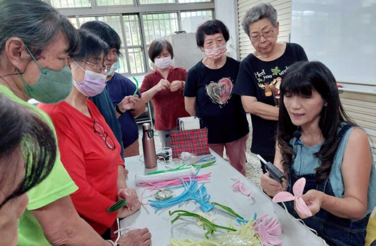 嘉榮院忠和C據點帶領社區榮眷手作專屬母親節禮物