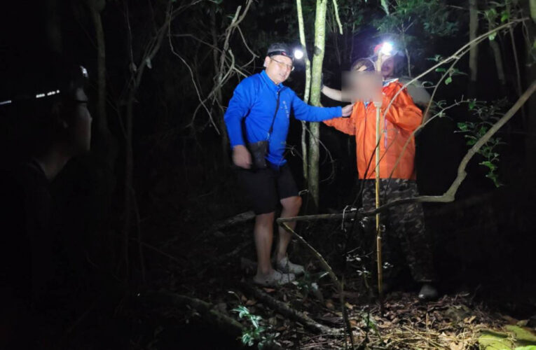 登山客疑似突發中風 消防第六大隊夜趕山路急救援