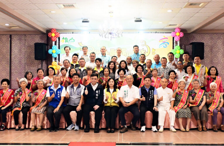 旗山區公所舉辦114年母親節表揚大會   區長莊家柔親頒獎牌致敬