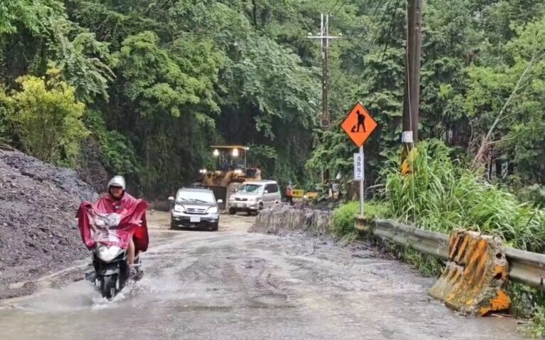 自小客車受困梨山台8線邊坡大雨泥流漫延  和平巡邏警即時救援脫困