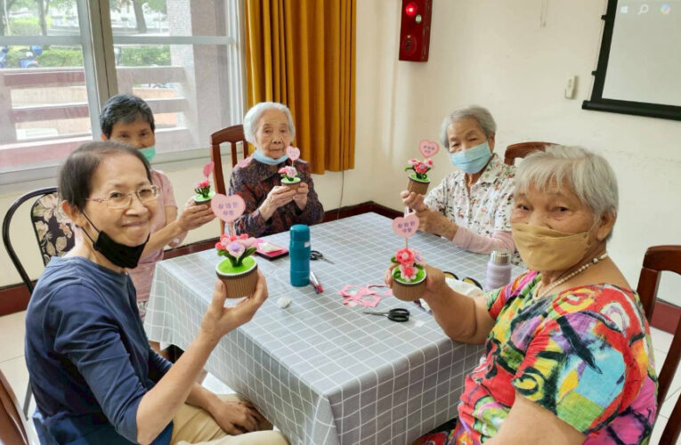 彰化榮家辦母親節手作課程 長輩打造專屬毛根盆栽