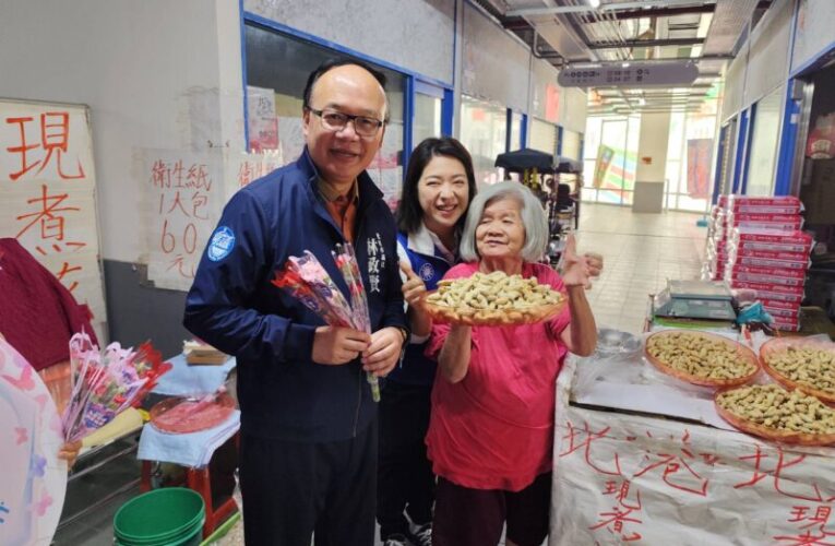 國民黨市場溫馨致贈康乃馨　祝福全天下母親永遠幸福快樂