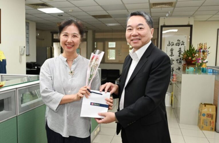 南投縣警察局長親贈康乃馨禮品 感謝警察媽媽奉獻