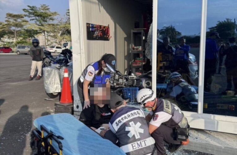 重機練習誤撞鐵皮屋   岡警獲報馳援