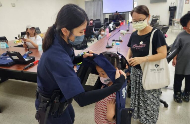 六龜警分局迎國小生參訪認識警察工作日常