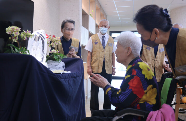仁愛長照機構首次浴佛 住民長輩感動流淚