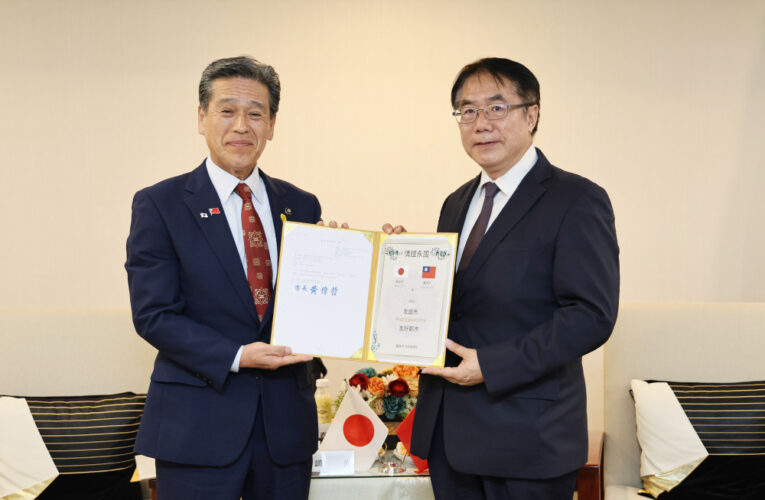 日本那珂市長為慶祝締盟一週年再訪，黃偉哲宣布以「那珂街」紀念友誼
