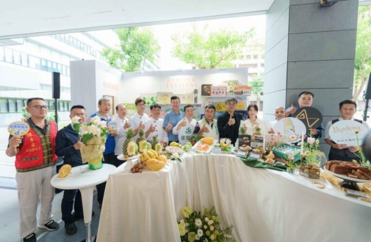 2025高雄夏祭新鮮市美味登場 副市長李懷仁化身帥氣拍賣官 百件水果藝術品搶競標