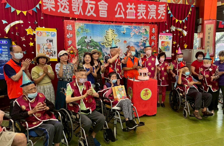 樂透歌友會與佳里榮家住民長輩共聚歡唱5月慶生會