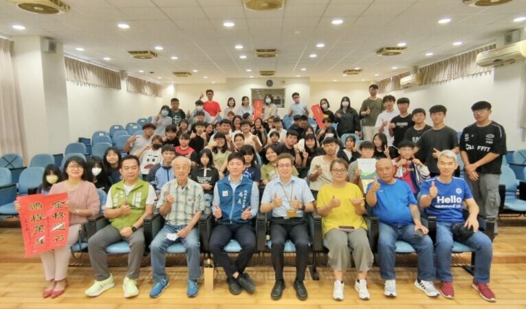六龜高中創校佳績  吳立森局長到校祝賀首位台大新生並為會考生打氣