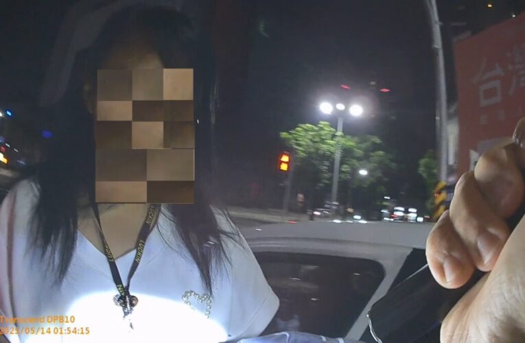 身背五條通女子因違停栽了 左營警逮毒品加偽造車牌等通緝女