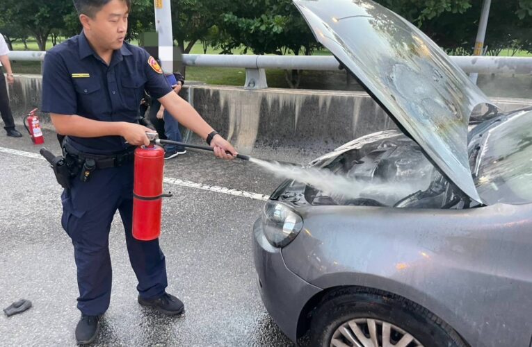 臺中許男載子途中車頭起火 勇警衝前線滅火排除危機