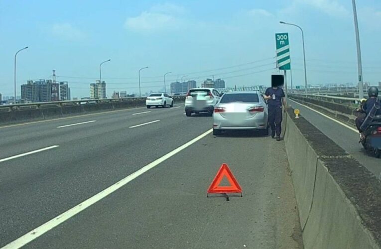 爆胎停路肩未避險 駕駛車內苦等救援險釀意外