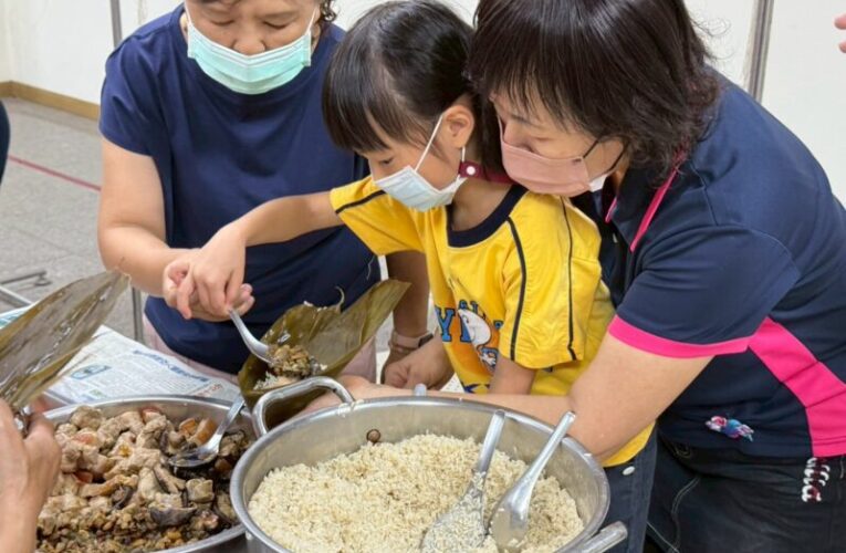 70歲志工教幼童包粽初體驗  高雄客家文物館上演溫馨世代共融