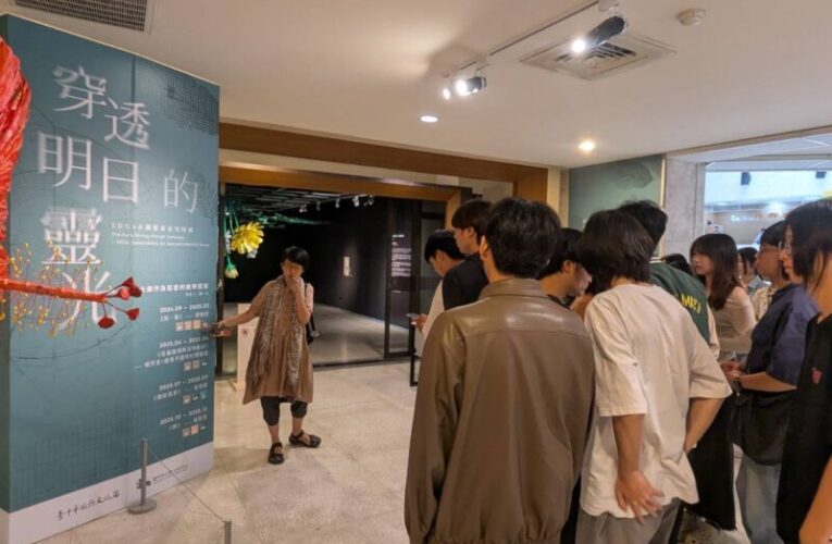 廢材翻轉想像！彰師大師生走讀《反義複詞與及物動詞》展　體會藝術與永續的連結