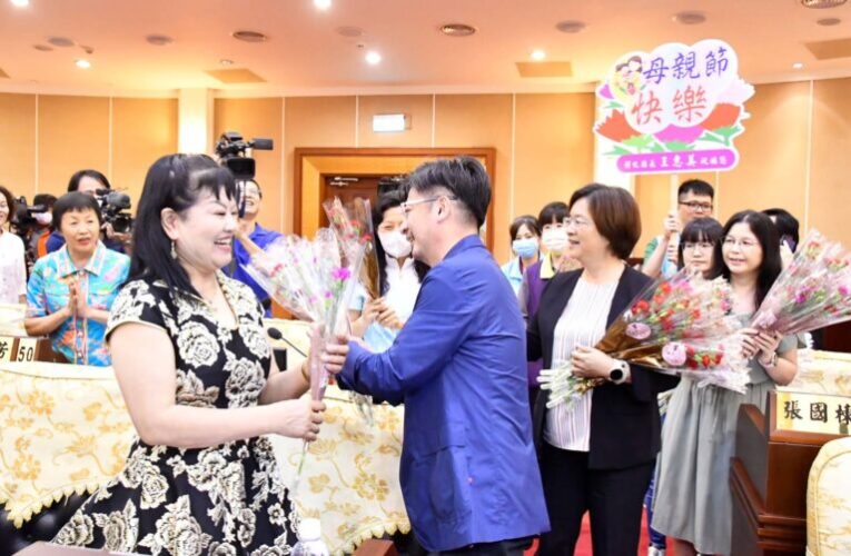 彰化縣府攜手議會致贈康乃馨　推廣在地花卉獻上母親節祝福