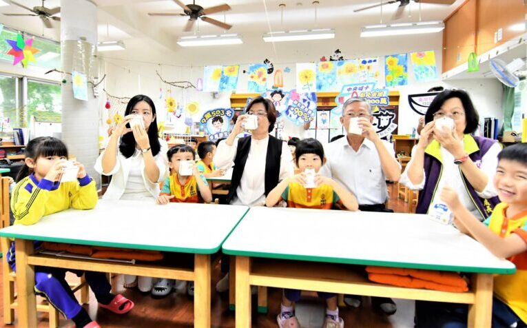 彰化「生生有鮮乳」學童笑CC