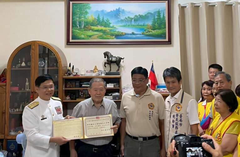 榮民郭燕潁獲頒保衛臺灣紀念章 臺南榮服處同感榮耀