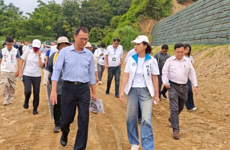 和山里光電案場整片山頭被剷平 暴雨帶來滾滾泥流 柯志恩委員現場會勘傾聽民眾心聲
