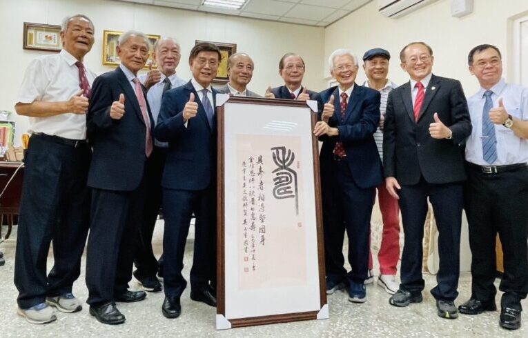 彰顯梓官人愛鄉愛土胸懷 陳金雄《百年樹人 榮耀梓官‧梓官國小百週年紀念專刊 》新書發表會