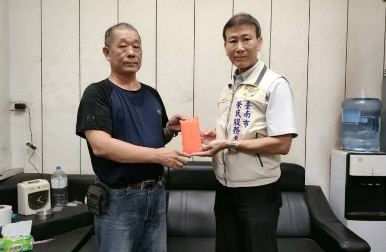 榮民施賜東愛心善行！臺南榮服處感謝企業主捐助遺孤認養金