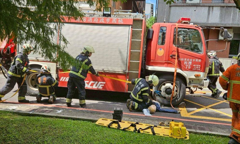 模擬大貨車事故實戰救援 桃園消防局提升交通應變能力
