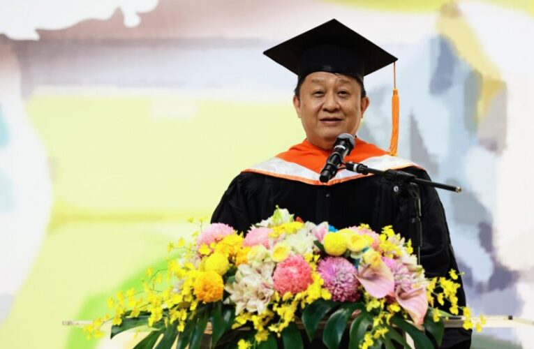 高雄大學舉辦第22屆畢業典禮   校長陳啓仁勉勇敢逐夢、永續關懷社會