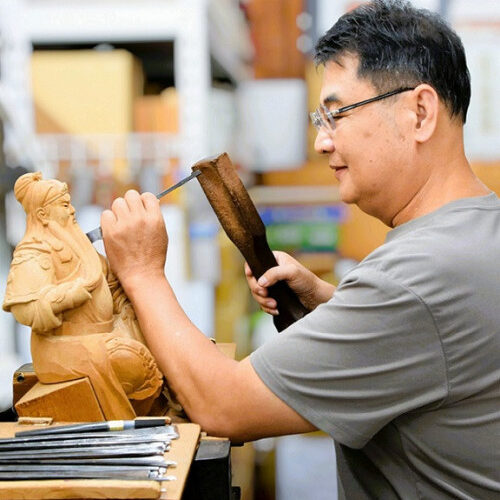 木雕大師陳啓村技高卓越，藝由心生，作品形神兼備，獨創新藝