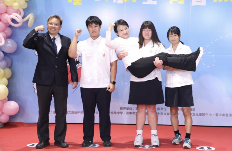 市長被公主抱！中市表揚8043位市長獎學生 盧秀燕超配合擺拍  最萌合影曝光