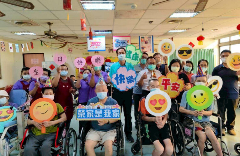 屏東榮家住民長輩歡欣6月慶生