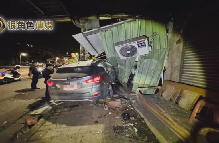 大寮深夜車撞民宅 駕駛無照還載毒友