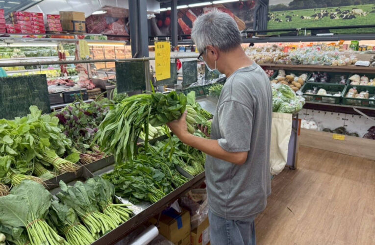 源頭減塑、垃圾減量　竹縣環保局攜手在地生鮮超市　推動蔬果裸賣