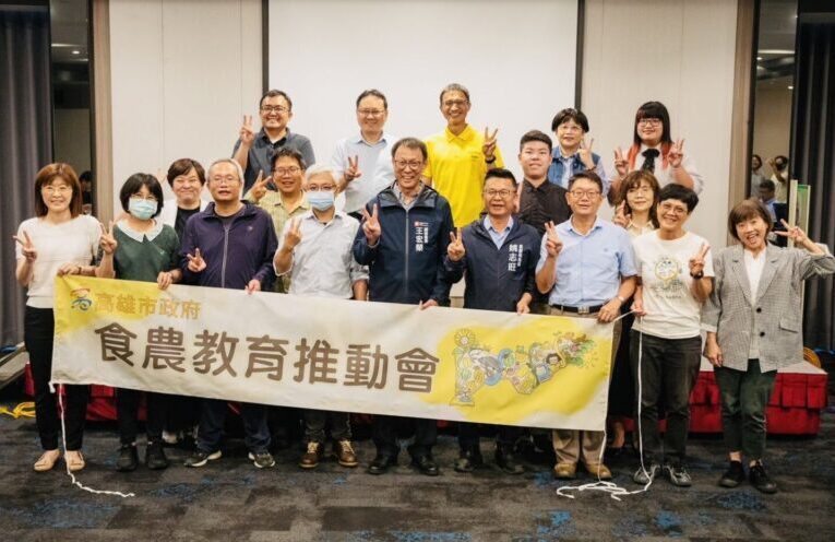 高雄首屆食農教育推動會委員任期屆滿  深入校園共品蔬食日營養午餐