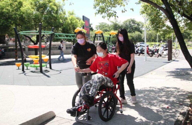 腳踏式輪椅助攻 岡山身障者走入社區