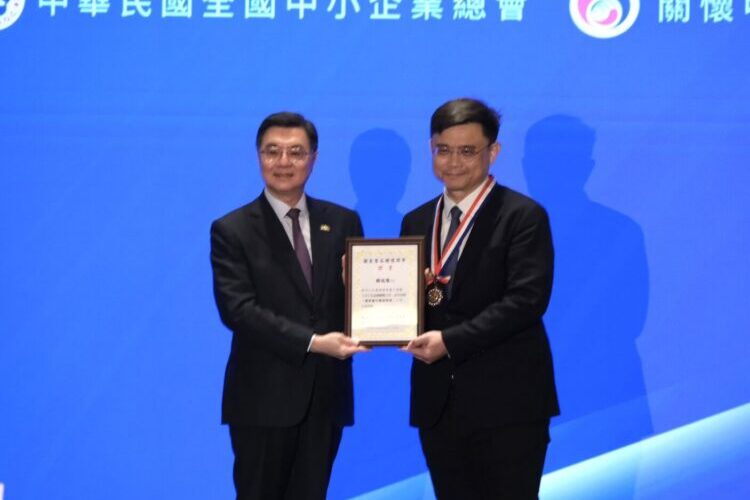 賴瑞隆喜獲國家磐石關懷獎章　肯定推動企業政策與經濟推手