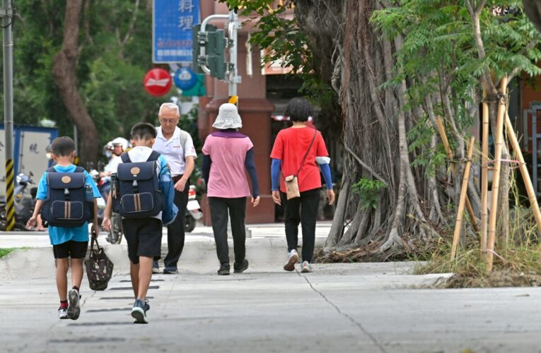 苓洲國小通學步道換新 營造社區通行友善環境
