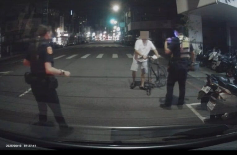 酒醉老闆「爬行」牽車返家險象環生　公益所員警暖心送人車安全到家