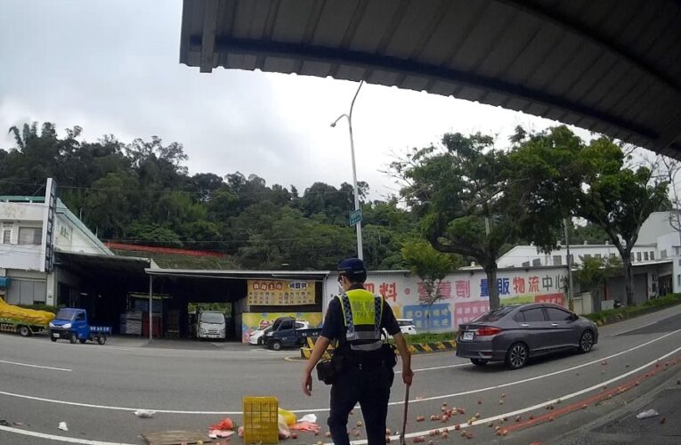 桃子散落機車道險釀事故　土牛所警民聯手清除路障確保用路安全