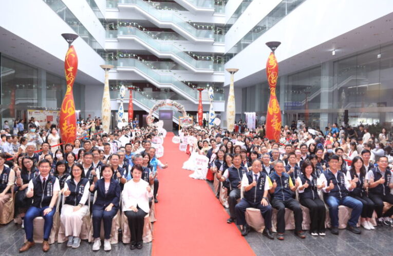 中市50對新人市府浪漫完婚　盧秀燕分享婚姻心法