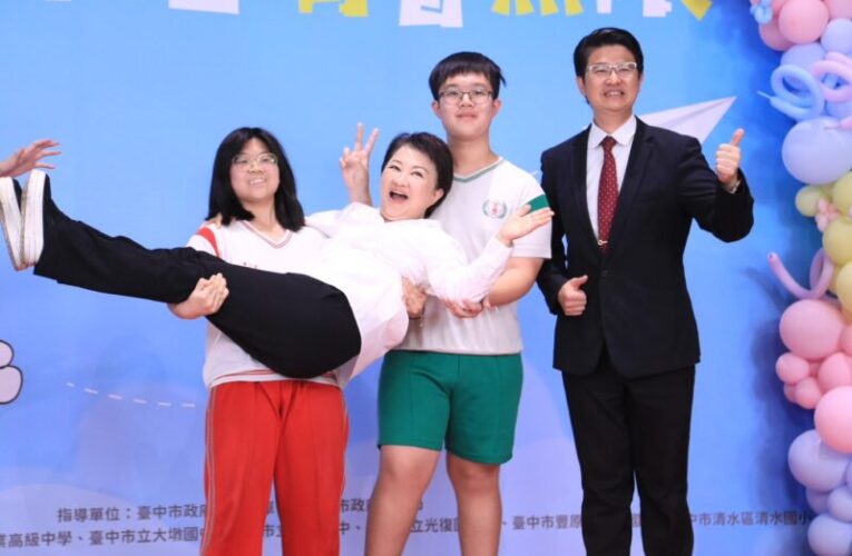 中市今表揚逾2千名國中小市長獎得主　盧秀燕俏皮配合擺拍