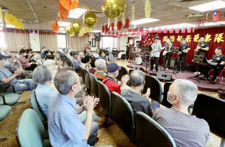 致敬退伍袍澤對國家無私奉獻　國防部示範樂隊慰訪八德榮家住民長輩