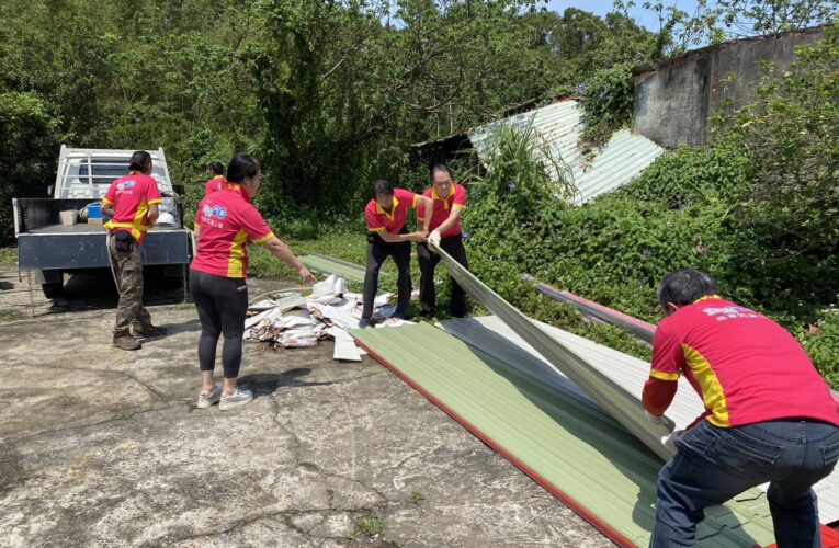 新北市金屬門窗公會助修老屋　淡水阿嬤感動落淚