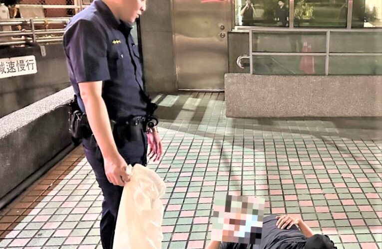 體力不支路倒　後湖警助老翁平安返家