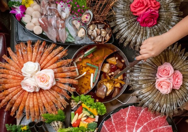 馬辣升級「酒牆麻辣鍋」！698元起潮吃潮飲不加價　6公尺酒牆引爆年輕聚餐新風潮