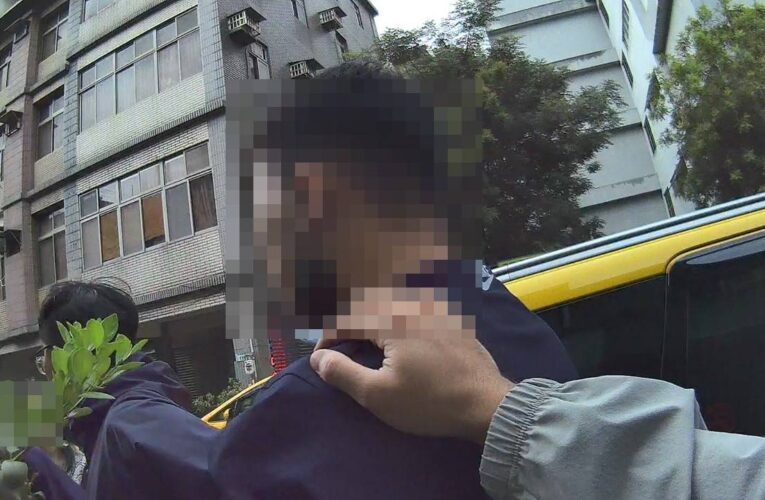 婦人百萬退休金險遭詐　休假警超商巧遇即時攔阻
