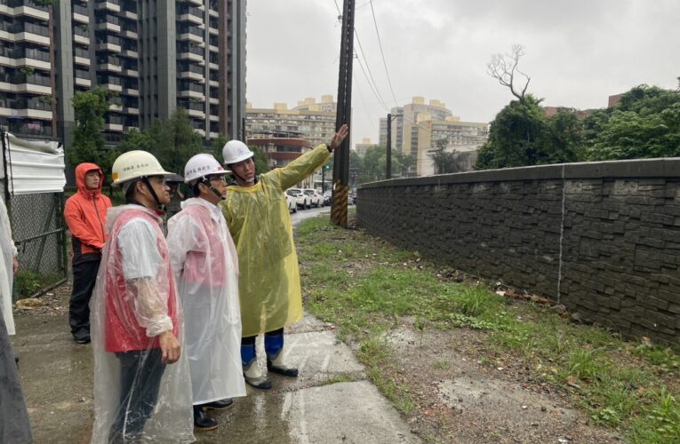 西南氣流警報持續發佈 林欽榮副市長視察高雄鼓山三路擋土牆及柴山滯洪池防汛準備