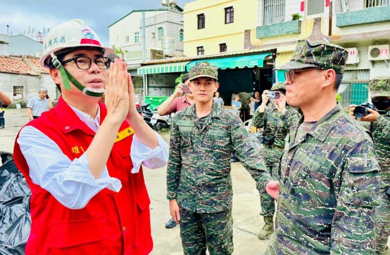 高雄旗津污水爆管致住戶淹水 市府與國軍協力 今出動百人協助住戶復原家園