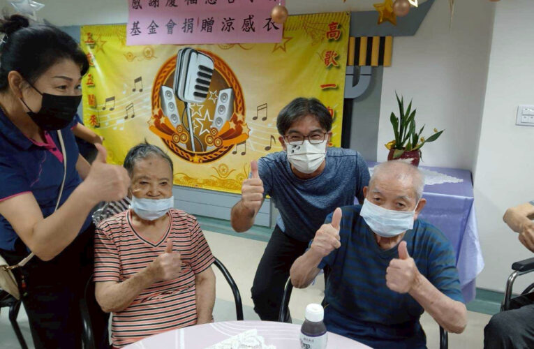 佳里榮家感謝慶福基金會捐贈涼感衣 關懷住民長輩