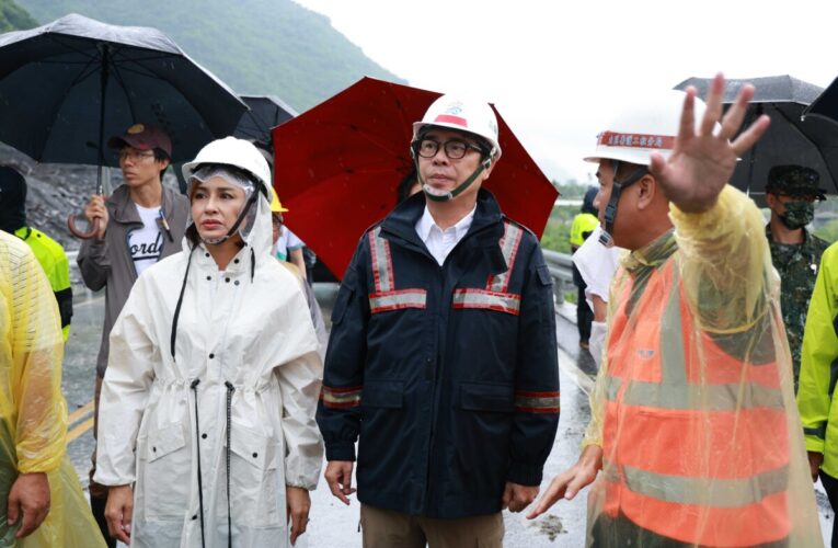 西南氣流強降雨持續影響高雄山區 陳其邁赴六龜視察 強調守護山區民眾權益 提醒工程人員注意安全